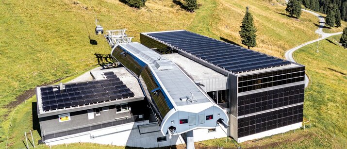 Bergstation einer Liftanlage mit Photovoltaik.