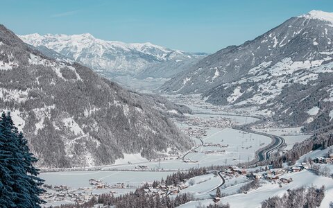 Blick auf eine traumhafte, verschneite Landschaft