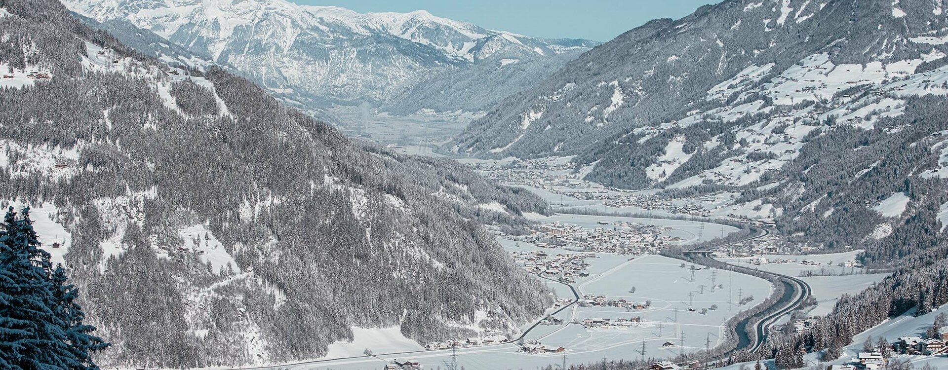 Blick auf eine traumhafte, verschneite Landschaft