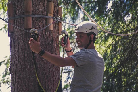 Ein Mann im Hochseilgarten