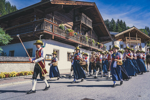 Eine Musikkapelle zieht durch die Straßen