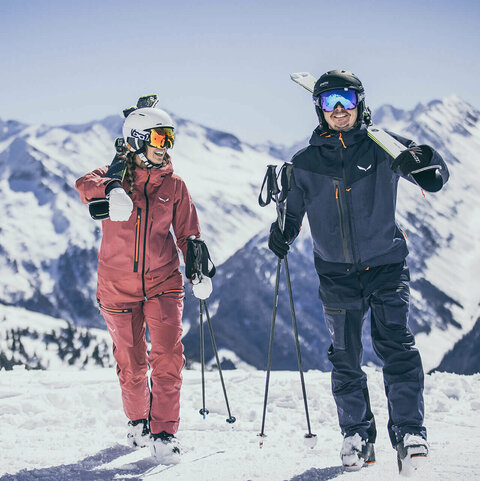 Zwei Skifahrer stehen im Schnee