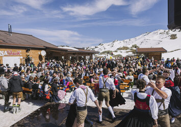 Eine Gruppe von Menschen feiern zusammen im Freien.