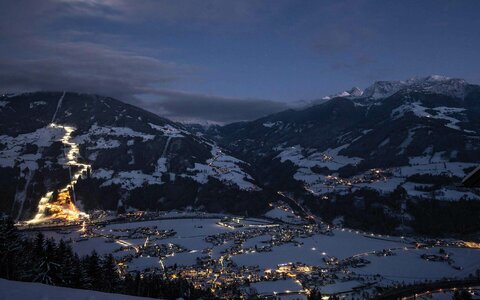 Zell am Ziller bei Nacht im Winter