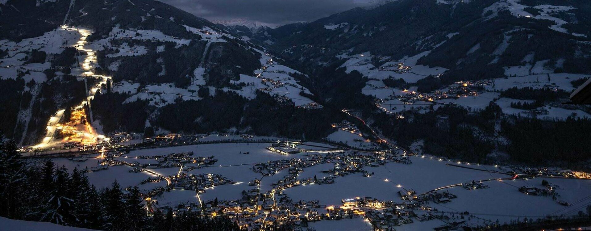 Zell am Ziller bei Nacht im Winter