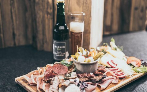 Eine Wurstplatte mit Gemüse.