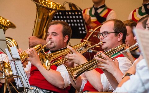 Zwei Trompetenspieler beim Platzkonzert