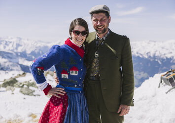 Ein Mann und eine Frau in Tracht posieren zusammen für ein Foto.