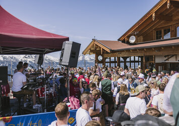 Eine fröhliche Gruppe feiert gemeinsam unter freiem Himmel.