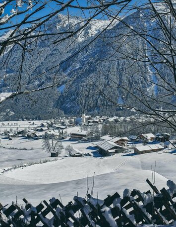 Ein Blick auf ein verschneites Dorf
