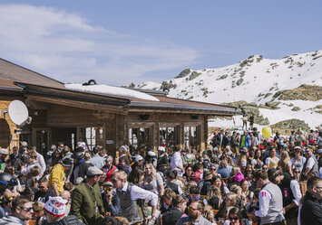 Eine große Menschengruppe feiert zusammen im Freien.