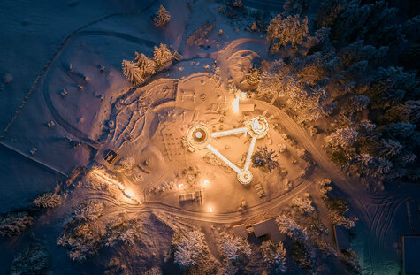Bild aus Vogelperspektive vom beleuchteten Fichtenschloss