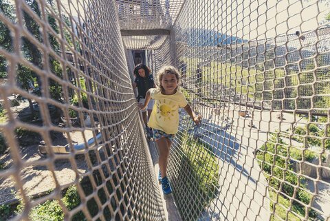 Kinder spielen auf einem Spielplatz.