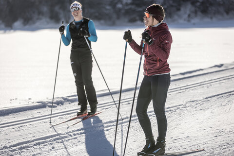 Zwei Langläufer auf einer verschneiten Strecke
