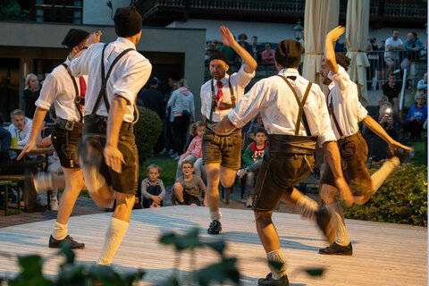 Fünf Schuhplatter Tänzer