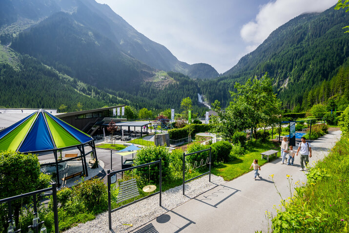 Familie vor Berglandschaft und Wasserfall