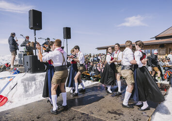 Paare tanzen zusammen vor einer Liveband.