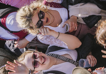 Zwei Frauen in Tracht lachen in die Kamera.