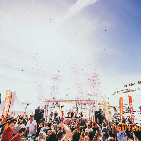 Menschen feiern bei der Dutchweek Gerlos