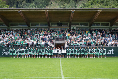 Foto von Fußballmannschaft Werder Bremen auf dem Platz vor der Tribühne
