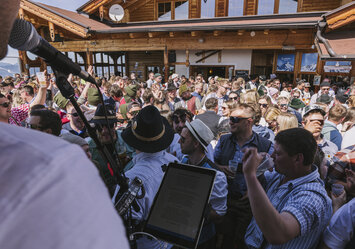 Ein Mann mit Mikrofon sing vor einem Publikum.