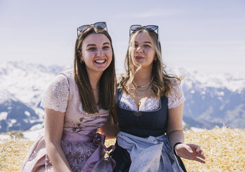 Zwei Frauen in Dirndln posieren für ein Foto.