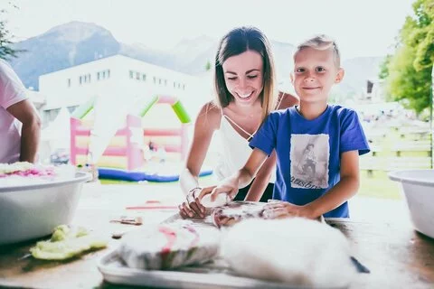 Eine Frau und ein kleiner Junge beim Dorfmarkt