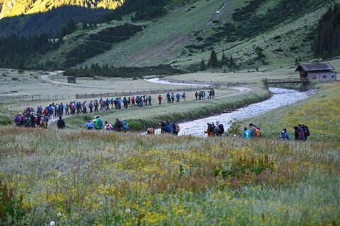 Eine Wandergruppe zieht durch eine traumhafte Berglandschaft