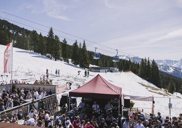 Eine Band spielt ein Konzert im Freien.