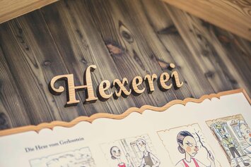 Eine Infotafel zum Thema Hexerei.