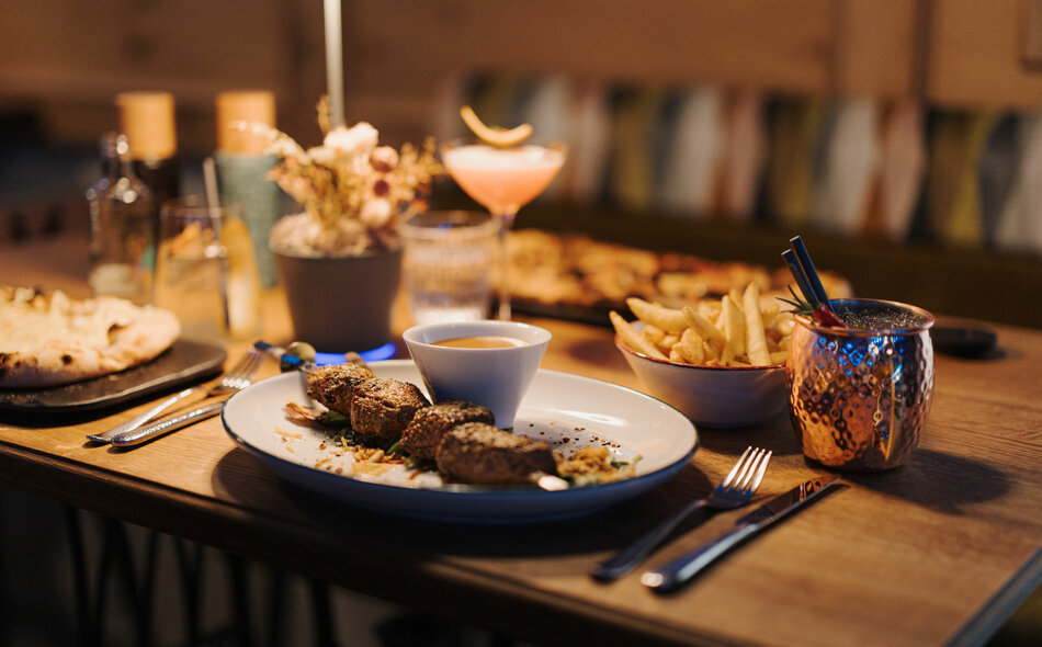 Bild von Tisch mit Essen und Trinken 