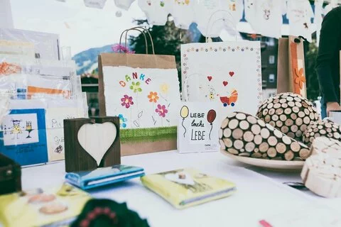 Selbstgemachte Sachen werden am Dorfmarkt verkauft