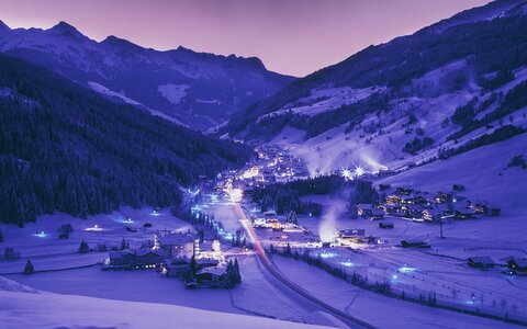 Blick auf die Gemeinde Gerlos bei Nacht im Winter
