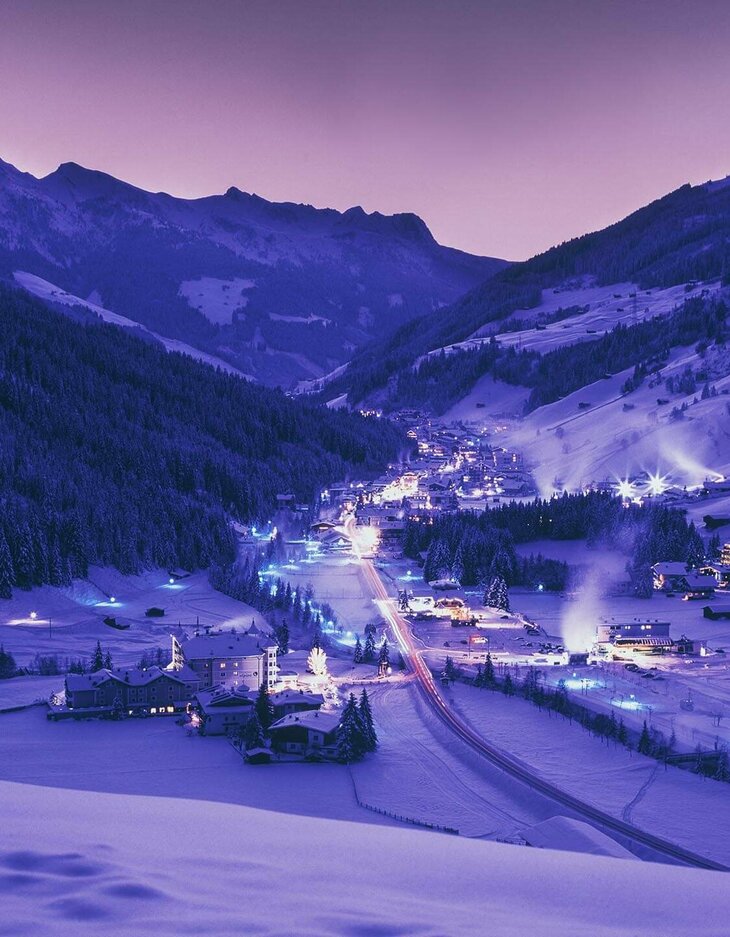 Blick auf die Gemeinde Gerlos bei Nacht im Winter