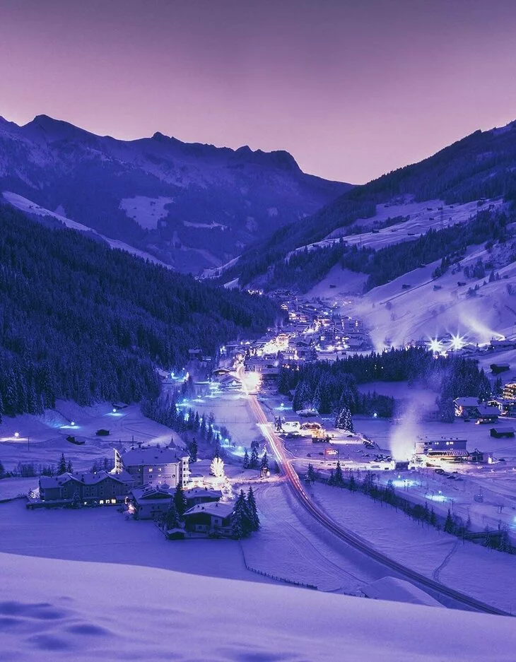 Blick auf die Gemeinde Gerlos bei Nacht im Winter