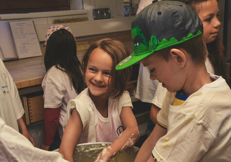 Ein Junge und ein Mädchen helfen beim Backen