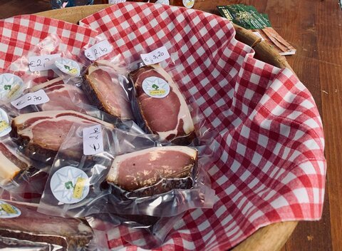 Speckverkauf beim Bauernmarkt