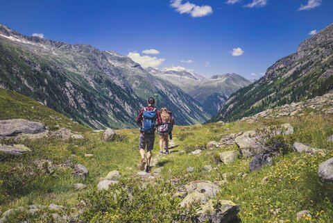 Personen wandern durch die Natur