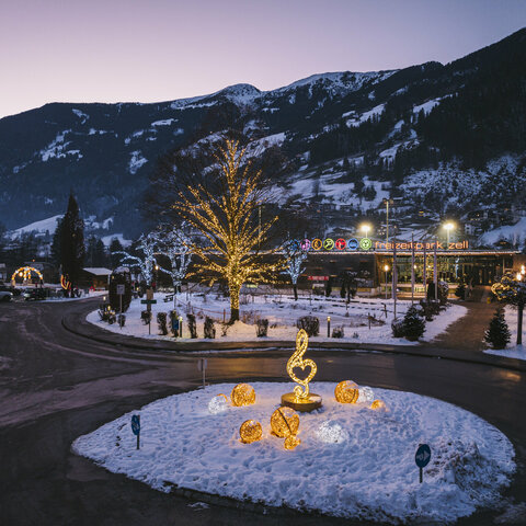 Weihnachtlich beleuchtete Figuren und Gebäude beim Freizeitpark Zell am Ziller