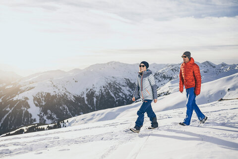 Ein Mann und eine Frau spazieren durch den Schnee