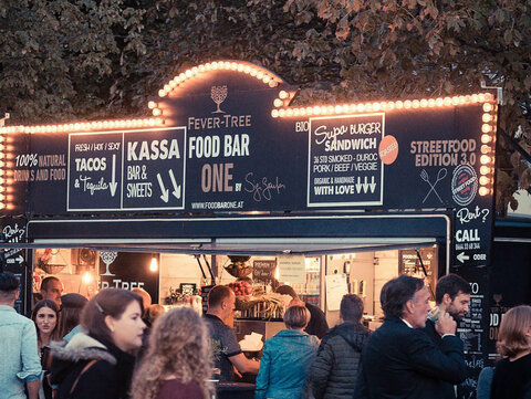 Ein Essenstand am Street Food Markt
