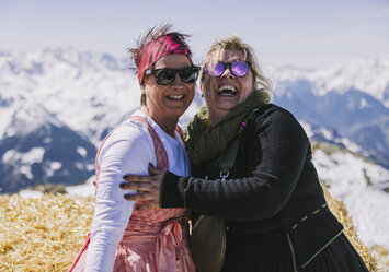 Zwei Frauen lachen in die Kamera.