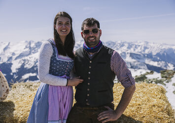 Ein Mann und eine Frau in Tracht posieren für ein Foto.