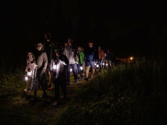 Musikalisches Stelldichein mit Lesung & Laternen Wanderung