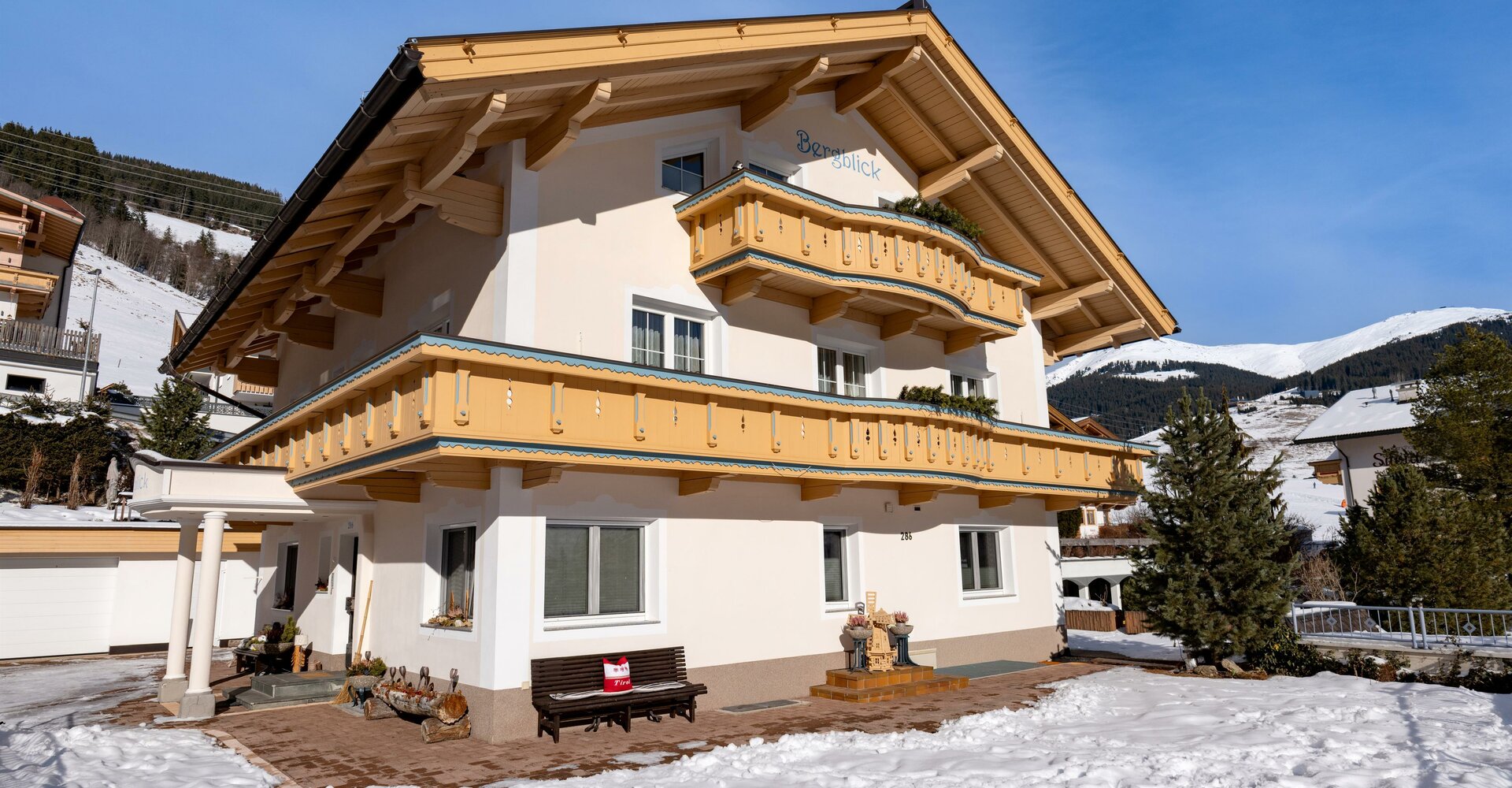 HausBergblickWinter.jpg