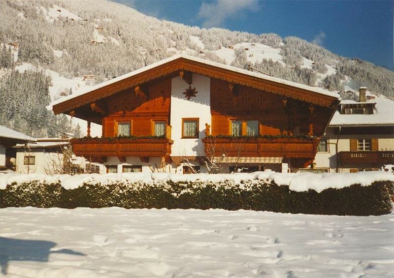 Hausansicht-Winter.jpg