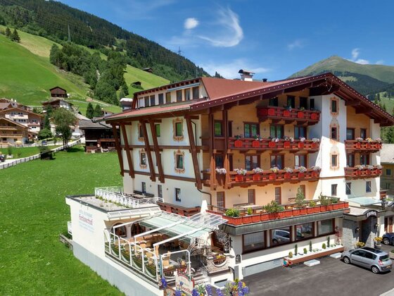 Tiroler Harfenmusikabend mit dem singenden Wirt im Hotel Restaurant Gerloserhof