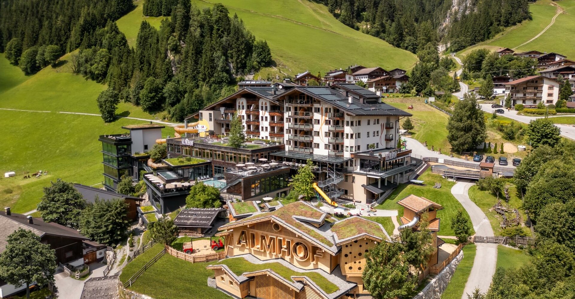Almhof-Family-Resort-SPA-Vogelperspektive-fern.jpg