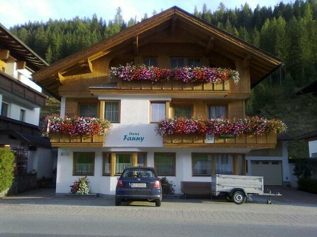 Hausansicht-Sommer.jpg