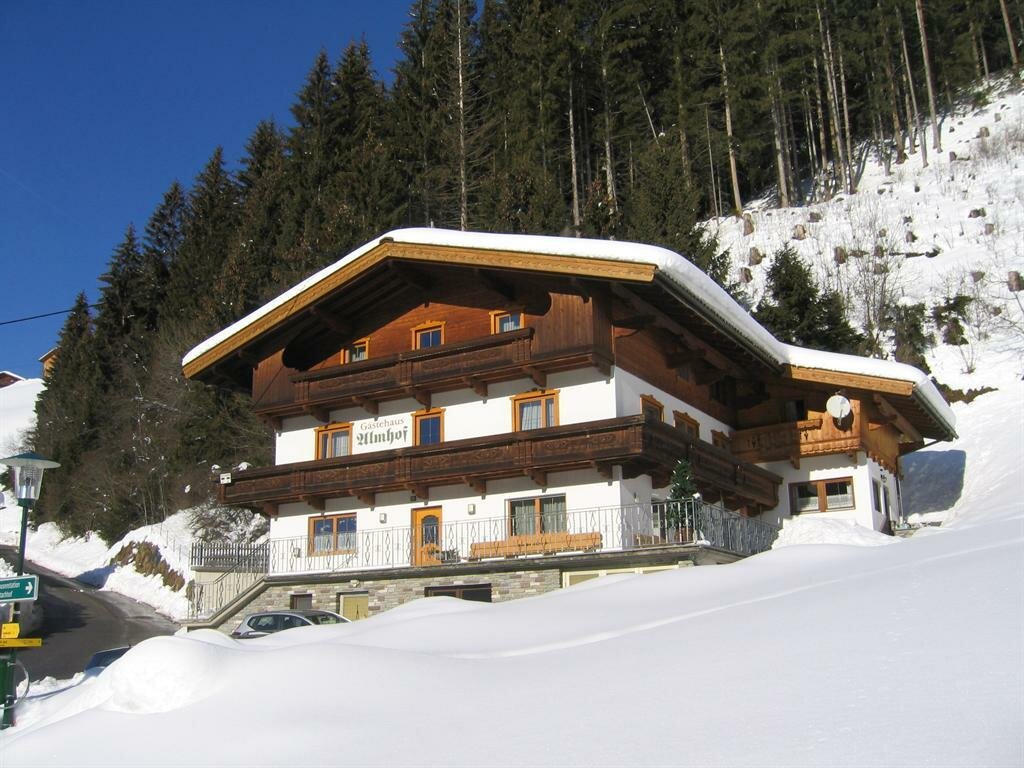 Gaestehaus-Almhof-im-Winter.jpg